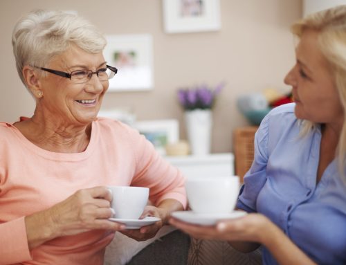 Družabništvo za starejše: kaj je, zakaj je pomembno in kakšen mora biti dober družabnik